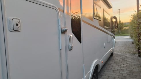 Luxurious family camper with a great sense of space and great travel comfort