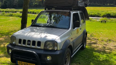 Vivi l'avventura con questa Suzuki Jimny dotata di tenda da tetto!