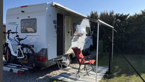 Ajuu Hymer  – Discover freedom with our fresh Hymer B 584 – with bar layout, lifting bed 