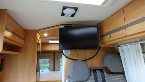 Oranje Boven – Pössl Camperbus 2 Win R Plus from 2019 with 163 HP and Euro6