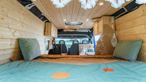 Ollie – Comfortable, attractive 2 person bus camper