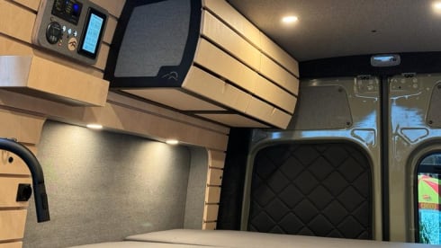 The Beast expeditie camper – 3p Mercedes-Benz bus from 2023