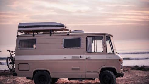 Germaine – Unique Mercedes classic car and off-grid camper