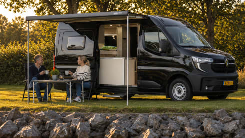 Houseonwheels Black edition – Renault Master campervan 25 novembre 4000 km bagno con doccia/WC riscaldatore ausiliario.