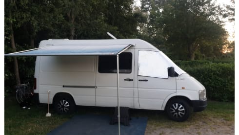 Jazzy – Volkswagen LT35 campervan from 2004, for 2 people