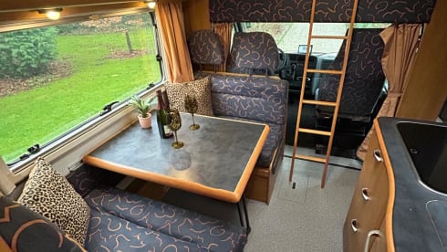 Hymer-Nischenwohnwagen für 6 Personen aus dem Jahr 2001