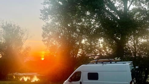 Hip self-built camper bus