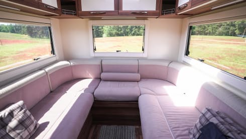 Roscoe – Luxury motorhome - sleeps 6 - Includes Insurance
