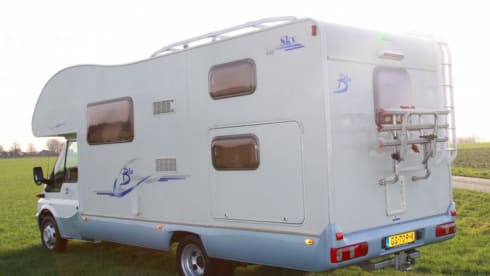 Blucamp Sky 400 - Cozy family camper with 7 places to sleep!