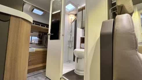 Dolly – Luxury 7 birth Family Motorhome 