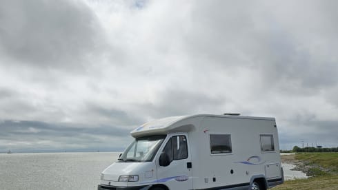 RELAX  – Challenger Semi-Integrated from 2001 WITH WIFI