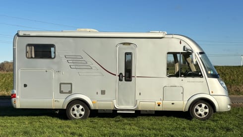 Edler Luxus-Integral-Wohnwagen von Hymer für 4 Personen