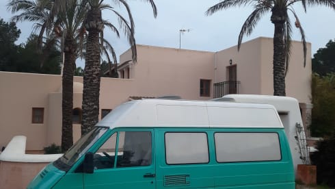 Ibiza hippie van Renault Traffic turquoise 