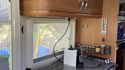 4p Hymer B 674 SL integrated from 2009 including length beds and fold-down bed