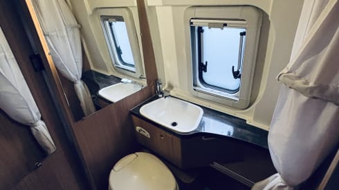 Comfortabel op avontuur als gezin van 4 of met z’n tweeën – 4P bus camper Fiat Ducato - Knaus Boxstar (transverse bed 2P + lifting bed 2P)