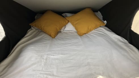Lionel – Immaculate 4 berth Toyota van from 2017 - single and ready to mingle!