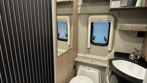 Van Voyage – Gloednieuwe Possl 2Win R met hefdak(2026) compacte luxe met grote badkamer