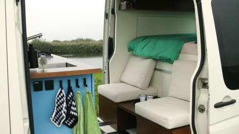 Bobbie – Colorful off grid crafter
