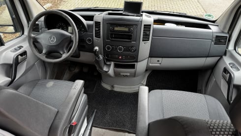 2-person Mercedes-Benz bus from 2008