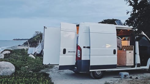 Off-grid 2-person campervan 