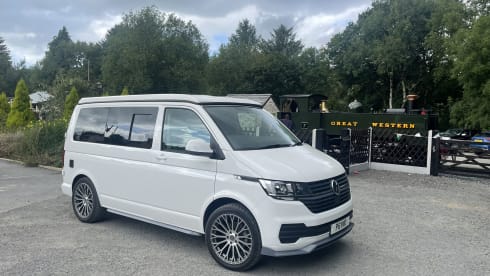 Olaf – Volkswagen campervan 2021, 4 berth, air awning available.