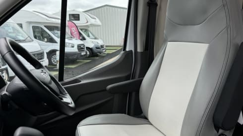 Hugo – Comfortabele en moderne Rollerteam camper - Gratis verzekering 