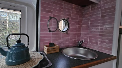 Avonturenbus – Cozy, fresh camper van, self-sufficient.
