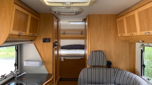 Beautiful camper with XXL garage and super layout!