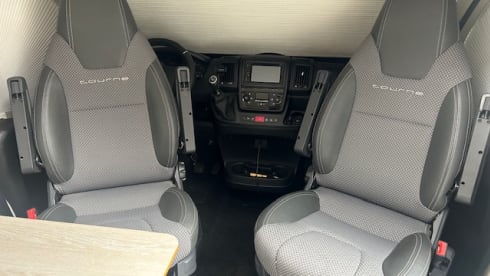 4p Peugeot bus uit 2021