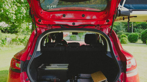 Sporty Renault 2p roof tent incl. cooking box, seating set, power station & awning