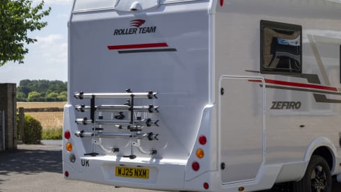 NXM – Zefiro 696 | 4 Berth with Island Bed 