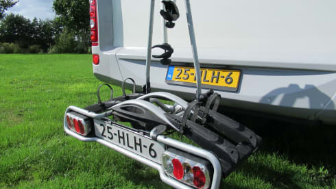 Gezellige en complete – 5-person Adria Mobil alcove > (electric) bicycles inside the garage