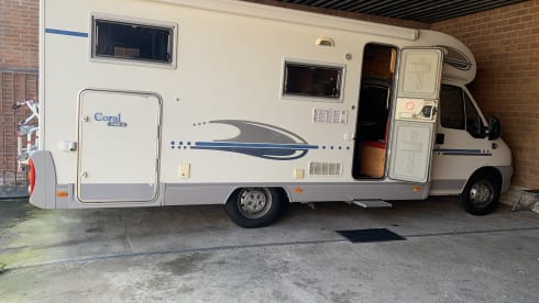FREEDOM – 4p Adria Mobil semi-integrated uit 2006