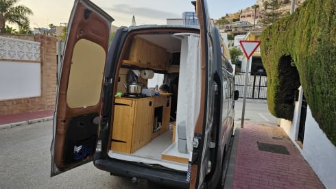 Pedro – Full Insurance Included. 5.2m long. On-board shower. Winterized. 39.70 MPG.