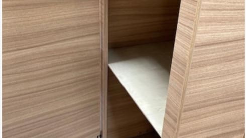 P-599-LP – Luxurious and comfortable Dethleffs 6812 Just 90 with single beds