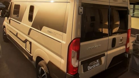 JUNIOR SUITE  – Adria Van 600 familie met 4 zitplaatsen