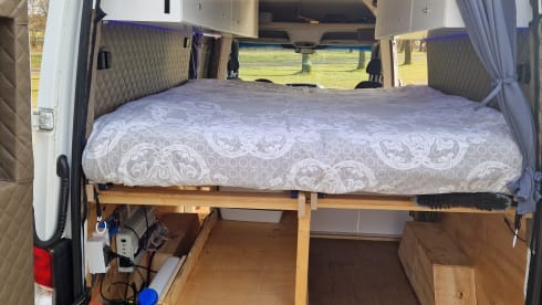 Sturdy camper van with 2-5 seats, compact yet spacious!