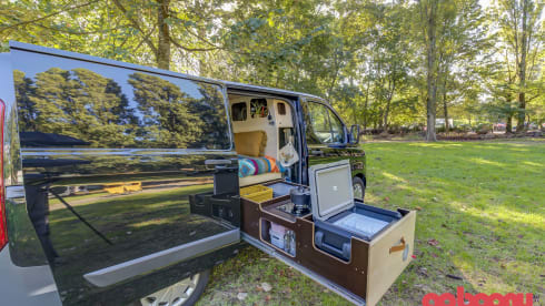 Ford Campervan met groot bed & uitschuifbare keuken 
