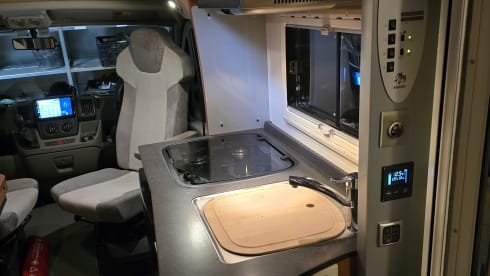 sunti  – 2p Knaus overland off grid camper 