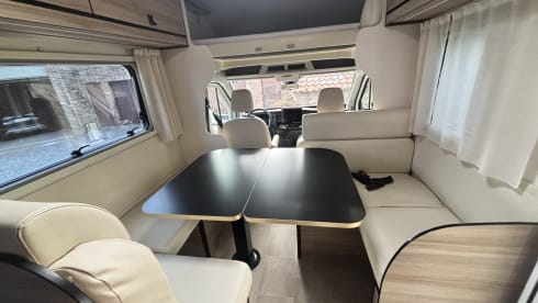 Familie camper – 6p Ford alcove uit 2026