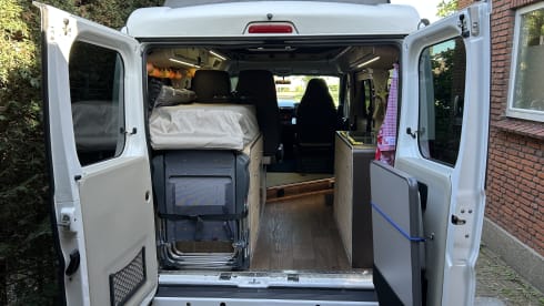 Stoere Duco – Reliable Hymer Sydney urban camper, comfortable, complete inventory