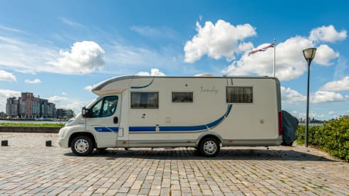 McJaCe – richly equipped 2 person camper with separate shower and toilet