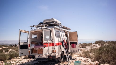 Selma – Unique army bus and off grid camper