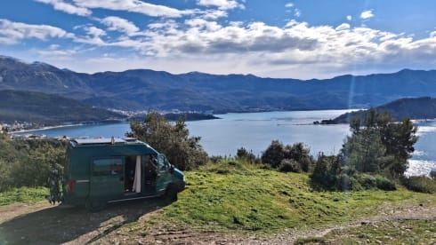 Gaia – Gaia - cozy green camper with wood stove