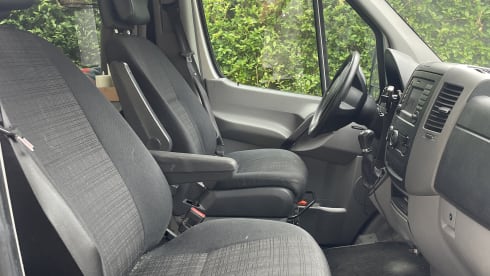 Beautifully spacious 2-4 person Bus camper Sprinter 2015