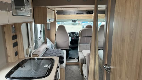 Foxy – 6 berth family motorhome with canopy, 2017