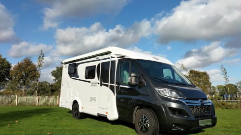 Vannie – From 2022!! - Brand new 2-person camper - Carado V337  