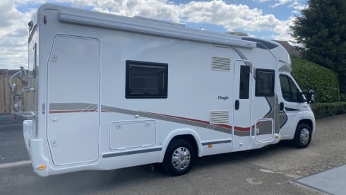 Zeer mooie camper half integraal 5 slaapplaatsen 4 zitplaatsen  – 5p Challenger semi-integrated from 2017