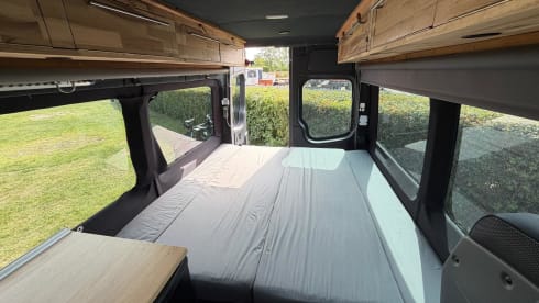 De Avonturierbus 🚐 – Zweisitziger Mercedes-Benz Bus aus dem Jahr 2010