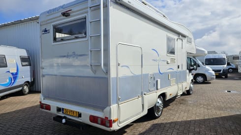 Rimor β Ruime gezins camper met zes slaapplaatsen met 2x airco